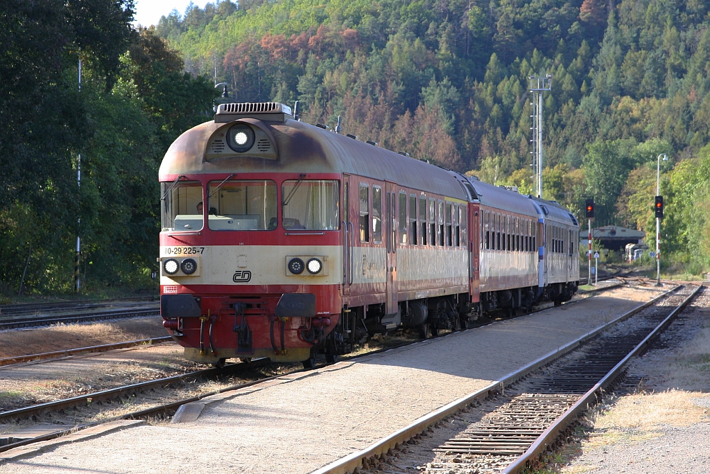 Os 4813 (hlava - Brno hl.n.) mit dem CD 50 54 80-29 225-7 ABfbdtn als erstes Fahrzeug fährt am 29.September 2018 in den Bahnhof Zastavka u Brna ein.