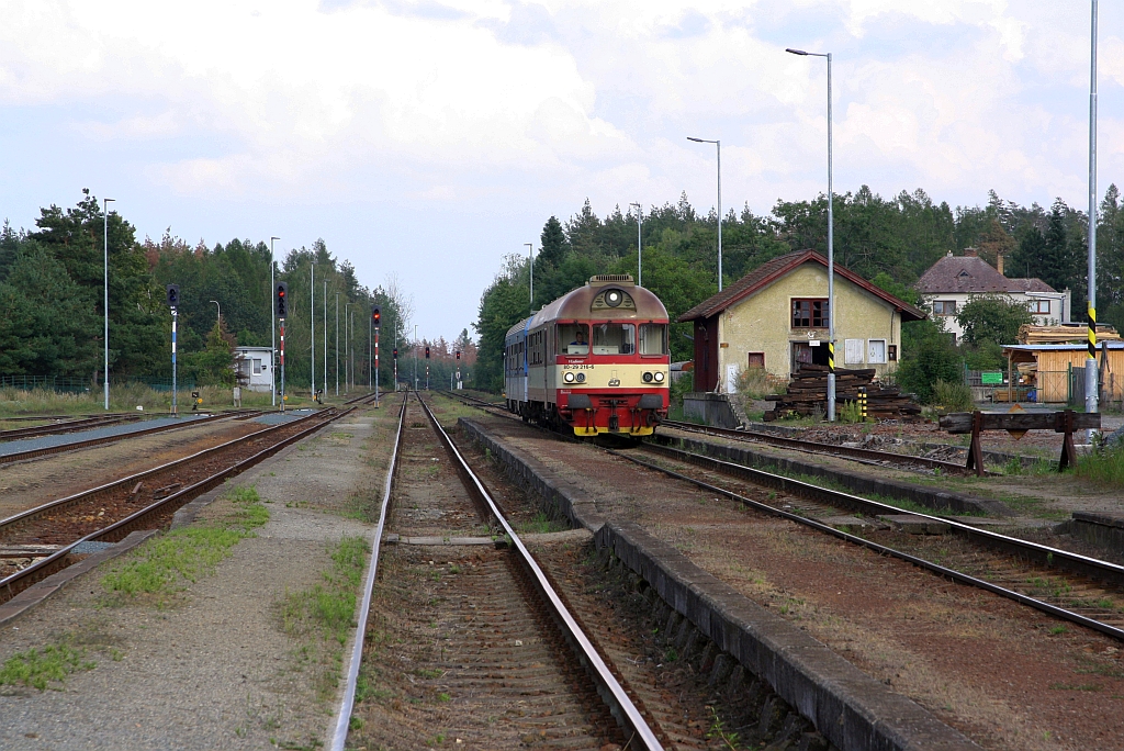 Os 4816 (Brno hl.n. - Jihlava)  mit dem CD 50 54 80-29 216-6 ABfbdtn als erstes Fahrzeug fährt am 24.August 2019 in den Bahnhof Studenec ein.