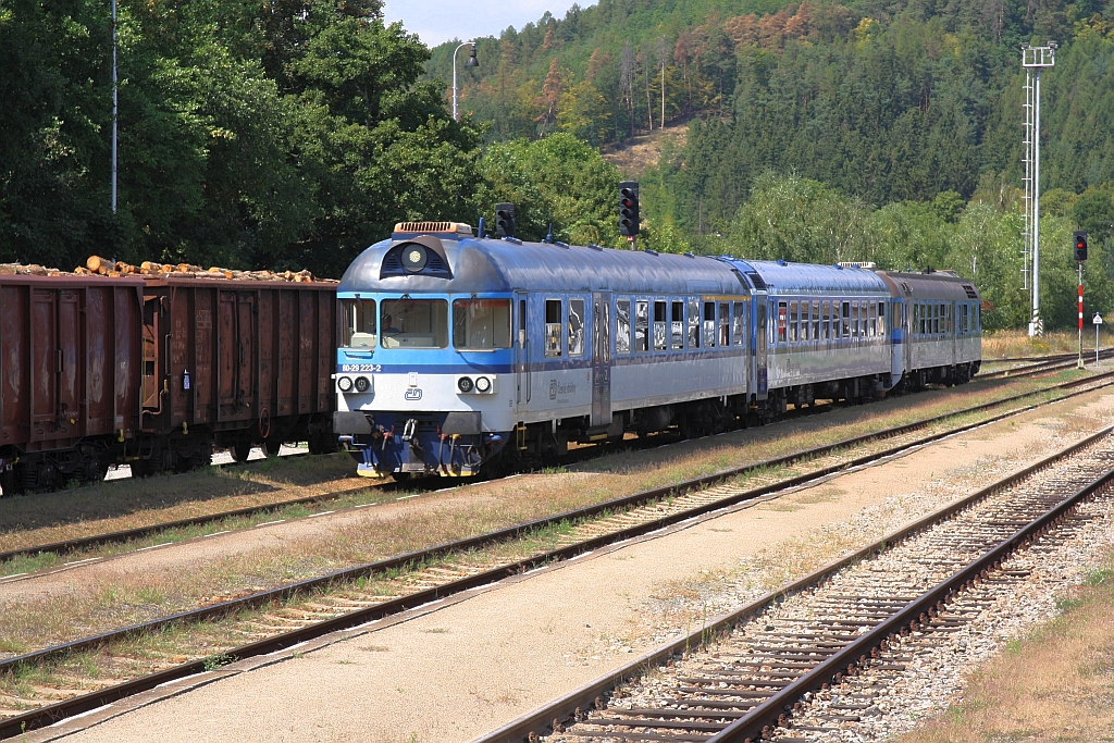 Os 4835 von Namest nad Oslavou  nach Brno hl.n. mit dem CD 50 54 80-29 223-2 ABfbdtn als erstes Fahrzeug fährt am 15.August 2018 in dem Bahnhof Zastavka u Brna ein.