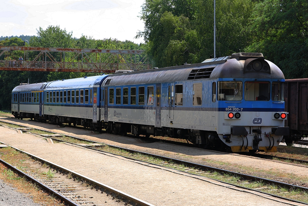 Os 4835 von Namest nad Oslavou nach Brno hl.n. mit dem CD 854 203-7 als letztes Fahrzeug am 15.August 2018 im Bahnhof Zastavka u Brna.