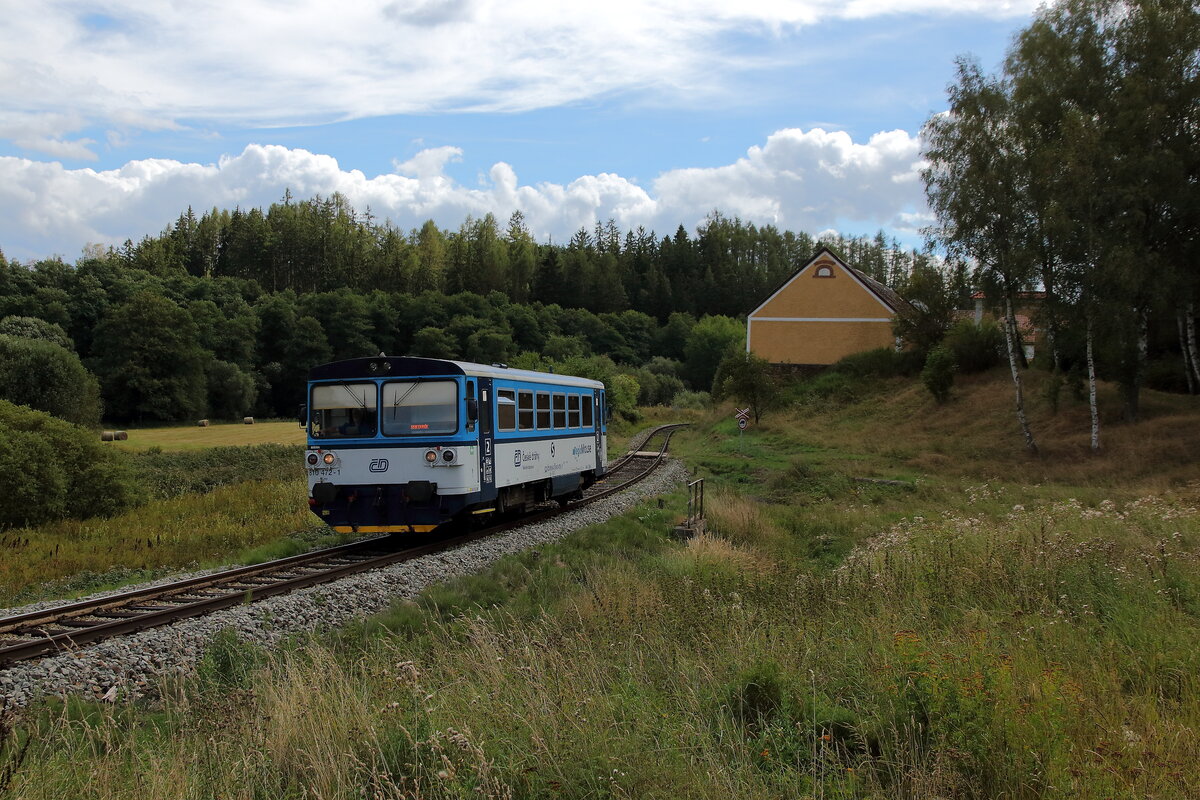 OS aus Becov nad Teplou unterwegs nach Rakovnik, die 810 472 erreicht in wenigen Metern den Hp Borek u Zlutice. Aufgenommen am 01.09.