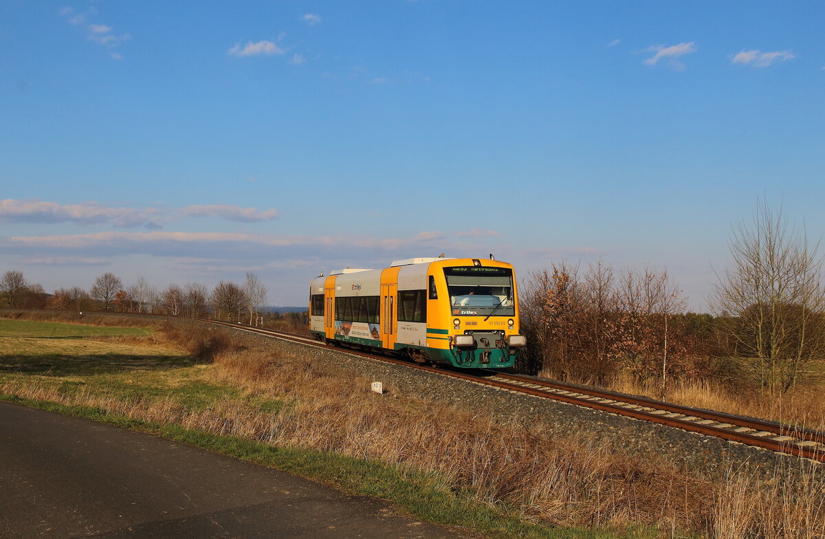 OS von Hof über Selb - Cheb nach Marktredwitz am 06.04.2023 mit VT 650 59. Bei Vojtanov Obec wurde der Triebwagen in der Abendsonne aufgenommen. 