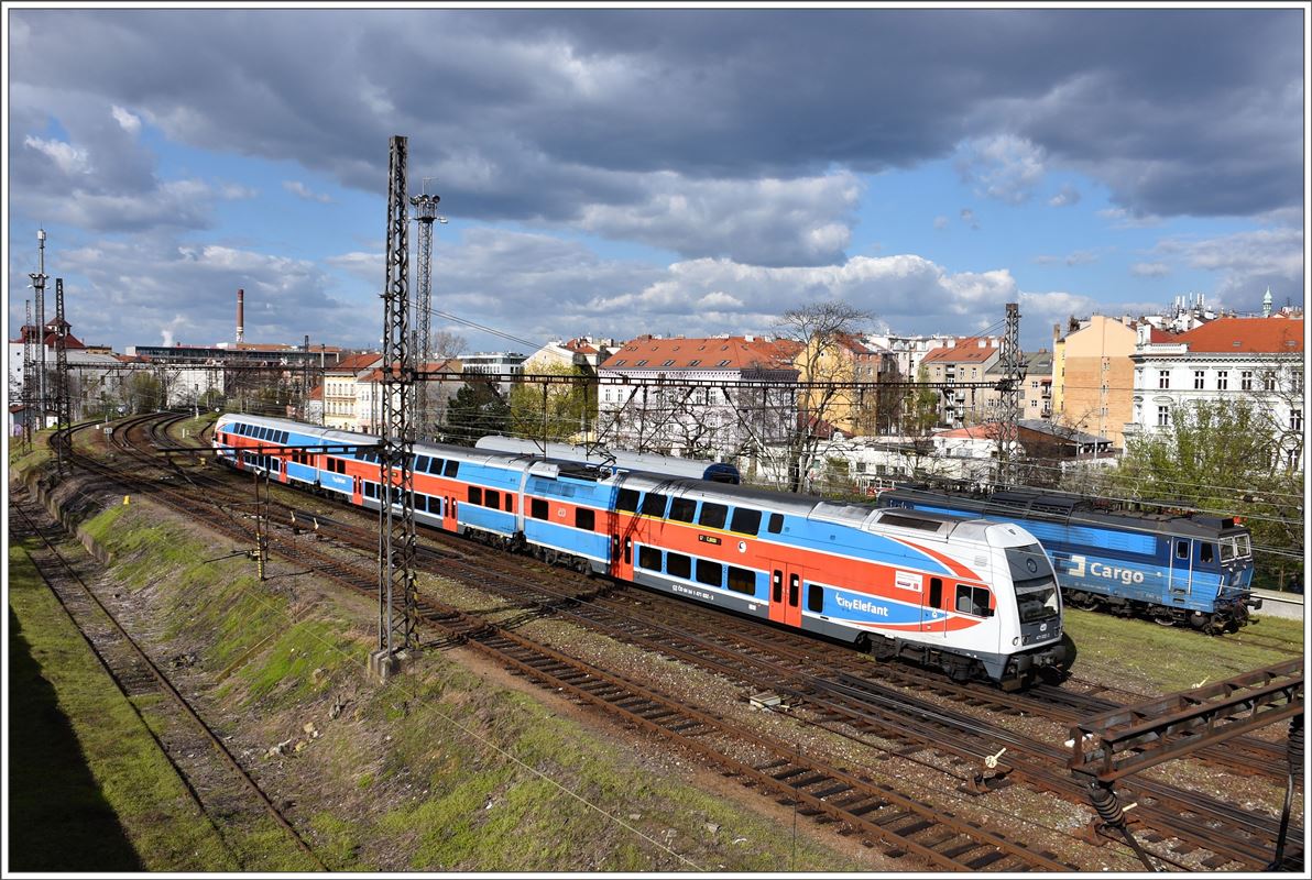Os mit CityElefant 94 54 1 471 032-3 in Praha-Smichov. (06.04.2017)