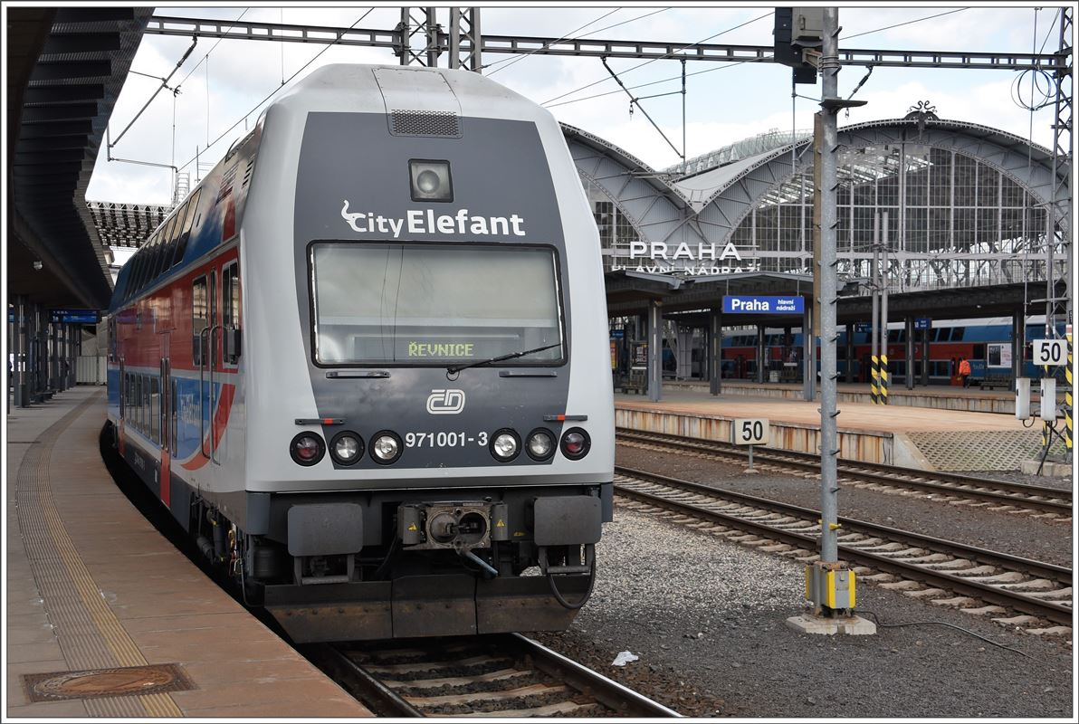 Os nach Řevenice mit CityElefant 971 001-3 wartet in Praha hl.n. auf die Abfahrt. (06.04.2017)