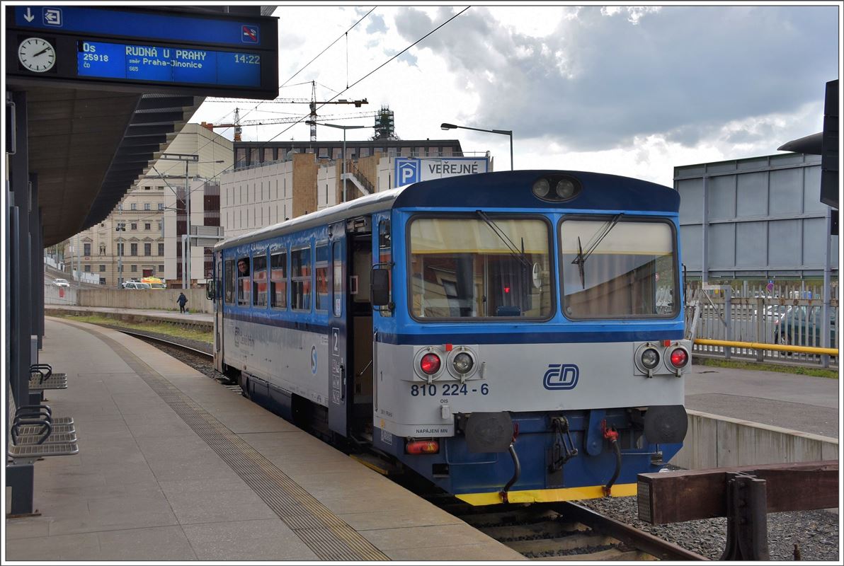 Os25918 mit der Brotbüchse 810 224-6 befährt den Prager Semmering via Smichov-Hostivice nach Rudna.(06.04.2017)