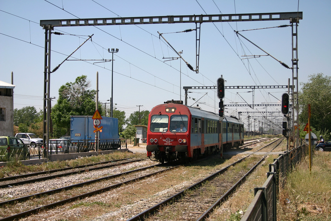 OSE-Triebzug 620 020 wurde am 11. Mai 2007 in einem Vorort Thessalonikis aufgenommen.