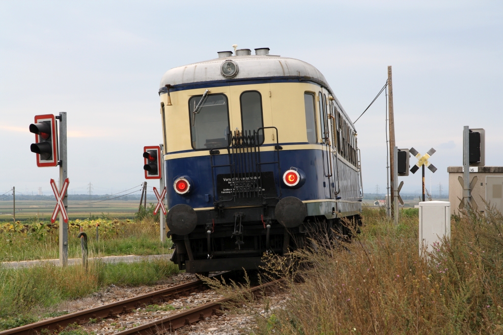 OSEK 5042.14 als letztes Fahrzeug der NF 14815 (Groß Schweinbarth - Obersdorf) am 06.September 2020 auf der EK mit der L12 bei Auersthal.