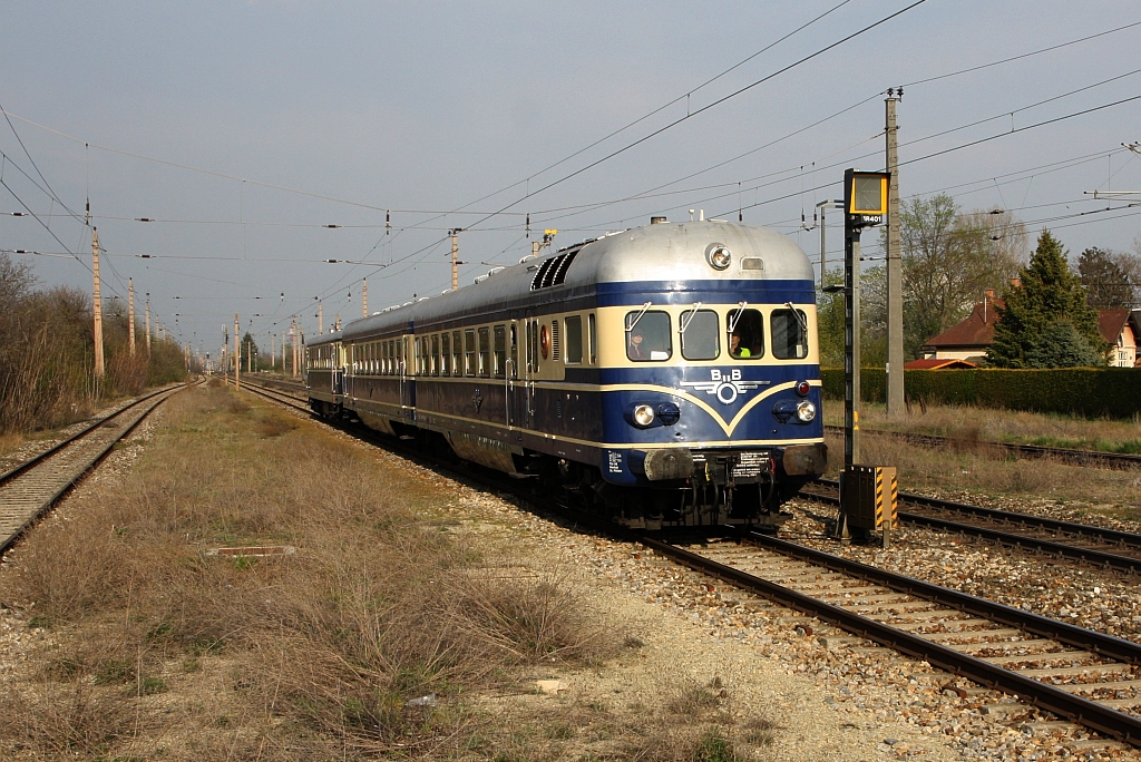OSEK 5145.11 und 5042.14 fahren am 07.April 2019 als SR 14490 (Strasshof - Wien Praterstern) durch den Bahnhof Süssenbrunn.