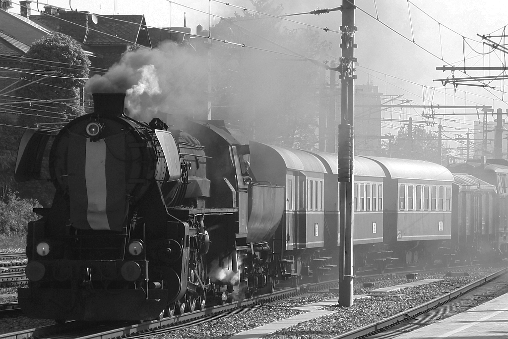 OSEK 52.100 (93 81 0052 100-5) am 01.Mai 2019 mit dem, vom Verein Kaltenleutgebner Bahn veranstalteten, SLP 14721 (Wien  Matzleinsdorf - Wien Meidling) im Bahnhof Wien Meidling.