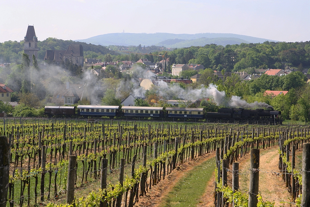 OSEK 52.100 (93 81 0052 100-5) am 01.Mai 2019 mit dem SEZ 14723 (Wien Meidling - Waldmühle) beim Strecken-Km. 2,1 der Kaltenleutgebenerbahn.