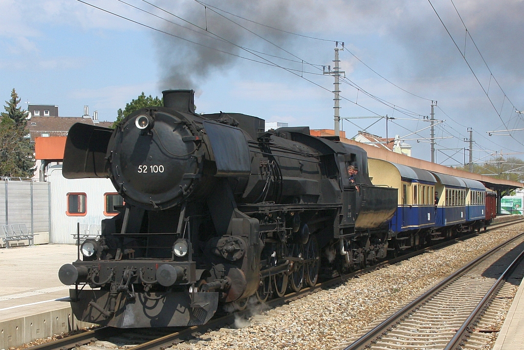 OSEK 52.100 (93 81 0052 100-5) fährt am 01.Mai 2019 mit dem, vom Verein Kaltenleutgebner Bahn veranstalteten, SEZ 14727 (Wien Meidling - Waldmühle) durch die Haltestelle Atzgersdorf.


