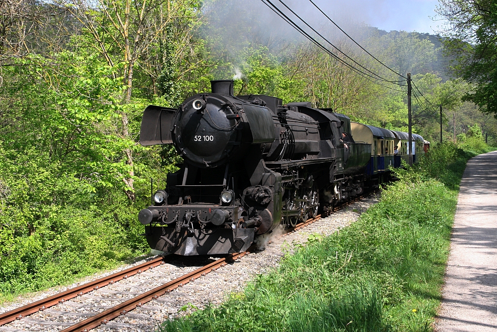 OSEK 52.100 (93 81 0052 100-5) am 01.Mai 2019 mit dem, vom Verein Kaltenleutgebner Bahn veranstalteten, SEZ 14727 (Wien Meidling - Waldmühle) beim Strecken-Km. 3,8 der Kaltenleutgebenerbahn.

