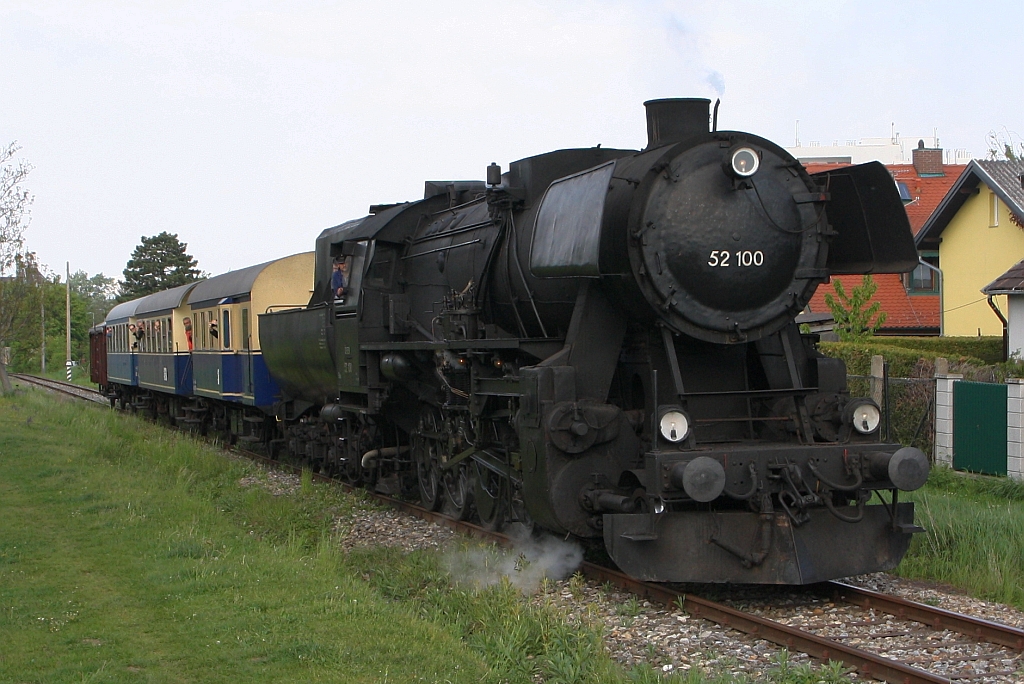 OSEK 52.100 (93 81 0052 100-5) am 01.Mai 2019 mit dem, vom Verein Kaltenleutgebner Bahn veranstalteten, SEZ 14731 (Wien Meidling - Waldmühle) beim Strecken-Km. 0,9 der Kaltenleutgebenerbahn. 