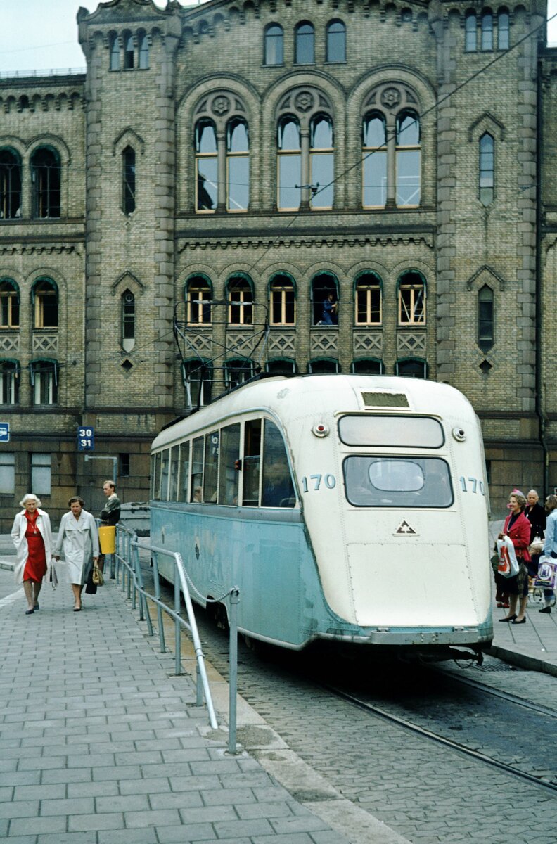 Oslo 21-08-1979_Ekebergbahn Tw 170 'Gullfisk vor der damaligen Østbanestasjon (Ostbahnhof)oder 'Oslo Ø. Später entstand hier der wesentlich größere, neue Hauptbahnhof unter teilweiser Integration des alten Ostbahnhofs.
