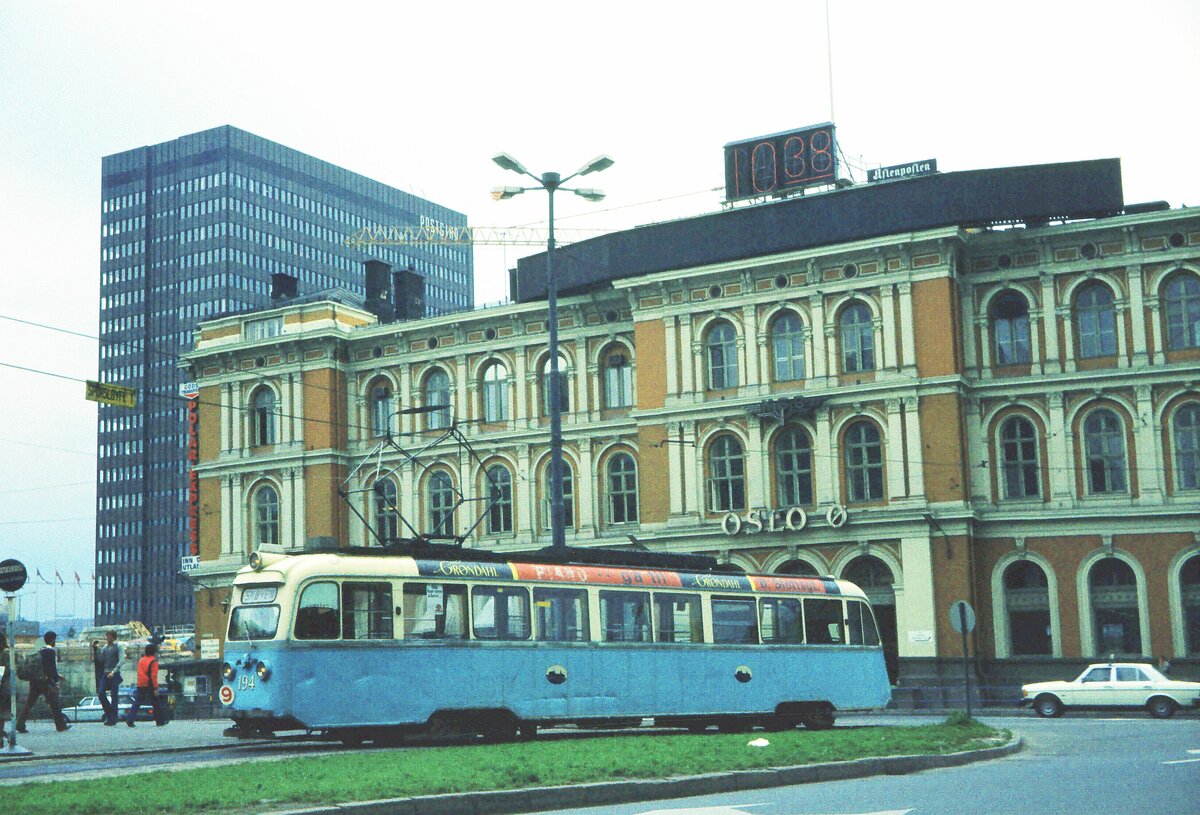 Oslo 21-08-1979_Ekebergbahn Tw 194 'Gullfisk' vor der damaligen Østbanestasjon (Ostbahnhof)oder 'Oslo Ø'.