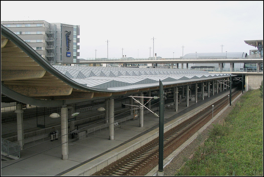 Oslo Lufthavn - 

Außenansicht des Bahnsteigbereiches. 

04.09.2004 (J)