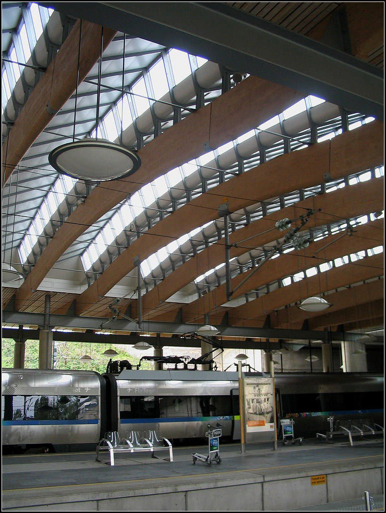 Oslo Lufthavn - 

Wie der ganze Flughafen beeindruckt auch der Bahnhof mit seiner Architektur. 

04.09.2004 (J)