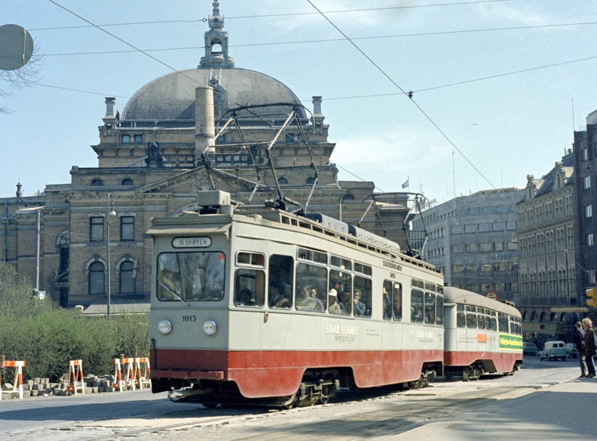 Oslo Oslo Sporveier Ekebergbanen SL 16 (Tw 1013) Hst. Nationaltheatret am 7. Mai 1971. - Scan eines Farbnegativs. Film: Kodak Kodacolor X. Kamera: Minolta SRT-101.
