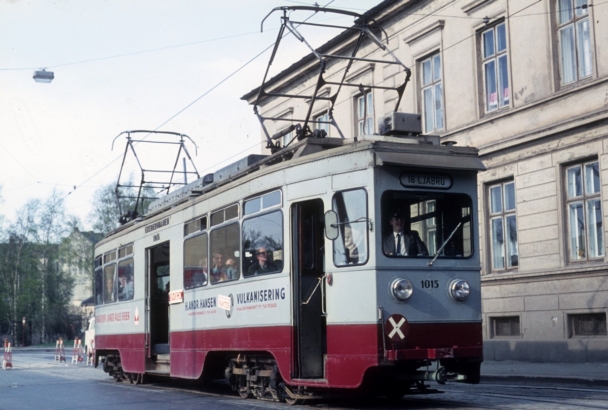 Oslo Oslo Sporveier Ekebergbanen SL 16 (Sonderfahrt mit dem Tw 1015) Oslo gate am 8. Mai 1971. 