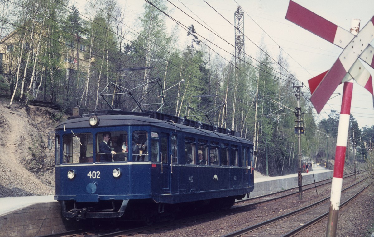 Oslo Oslo Sporveier Kolssbanen Tw 402 Montebello am 8. Mai 1971. - Zu der Zeit war die Kolssbanen eine berlandstrassenbahnlinie.