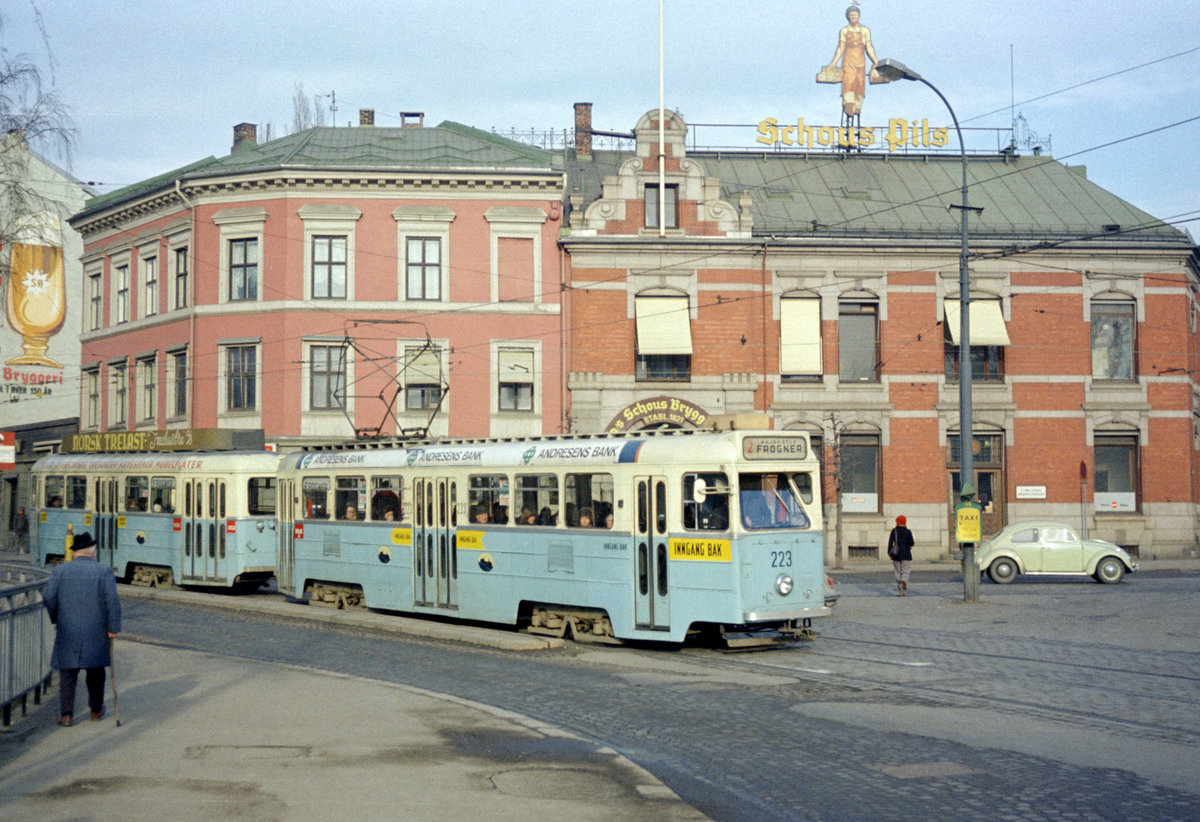 Oslo Oslo Sporveier (OS) SL 2 (Høka/Hägglund-SM53 223) Thorvald Meyers gate / Trondheimsveien / Schous Bryggeri (: Brauerei Schou) am 28. Februar 1975. - Scan eines Farbnegativs. Film: Kodak Kodacolor X. Kamera: Kodak Retina Automatic II.