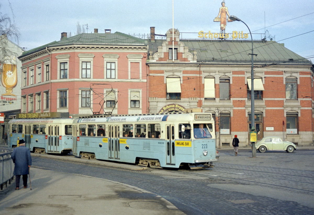 Oslo Oslo Sporveier (OS) SL 2 (Høka/Hägglund-SM53 223) Thorvald Meyers gate / Trondheimsveien / Schous Bryggeri (: Brauerei Schou) am 28. Februar 1975. - Scan eines Farbnegativs. Film: Kodak Kodacolor X. Kamera: Kodak Retina Automatic II.