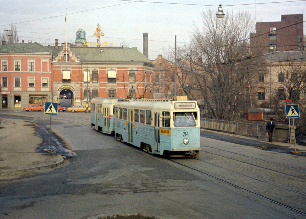 Oslo Oslo Sporveier (OS) SL 1 (Høka/Hägglund-SM53 214) Nybrua (: Neue Brücke) am 28. Februar 1975. - Schous Bryggeri (dä/no: bryggeri, dt: Brauerei), die damals älteste norwegische Brauerei, die man im Hintergrund sehen kann, wurde 1981 geschlossen. - Scan eines Farbnegativs. Film: Kodak Kodacolor X. Kamera: Kodak Retina Automatic II.