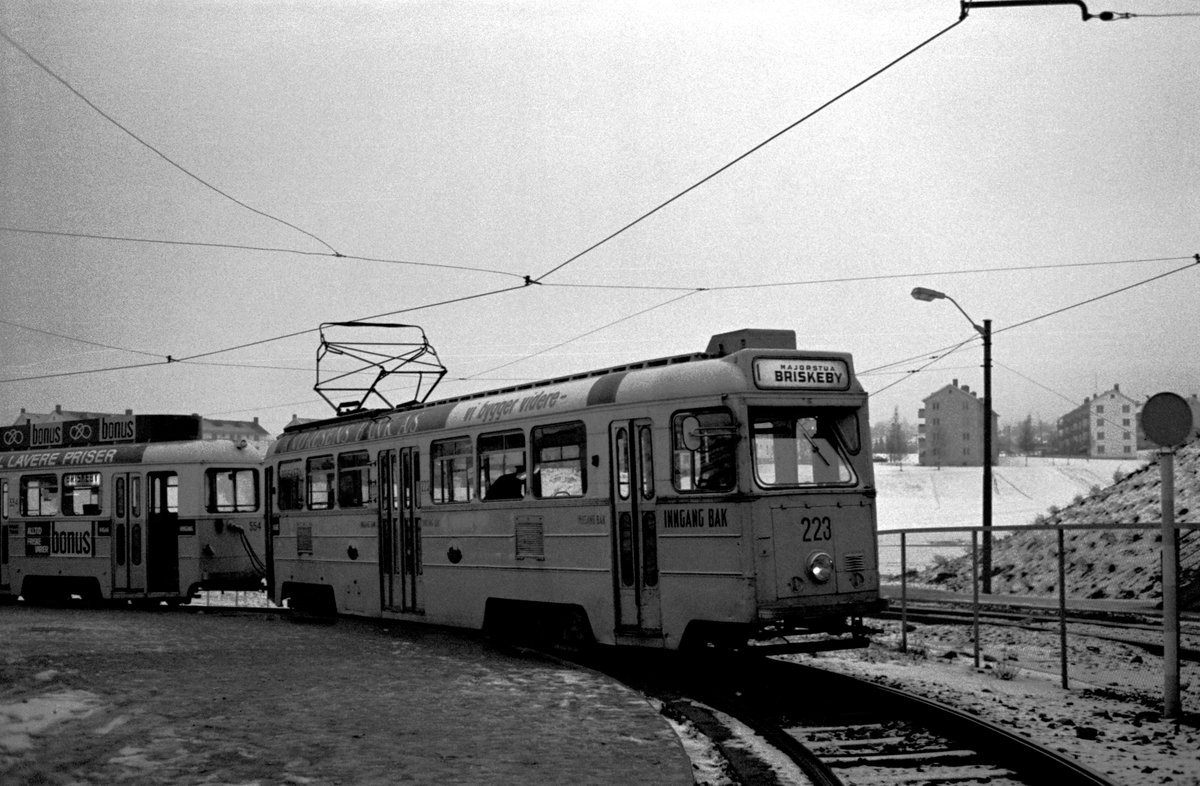 Oslo Oslo Sporveier SL 1 (Høka SM53 223 + Bw 554) Sinsen am 23. Januar 1971. - Scan eines Farbnegativs. Film: Kodak Kodacolor X. Wegen verzerrter Farben ist das Fofo als S/W-Bild hochgeladen worden.