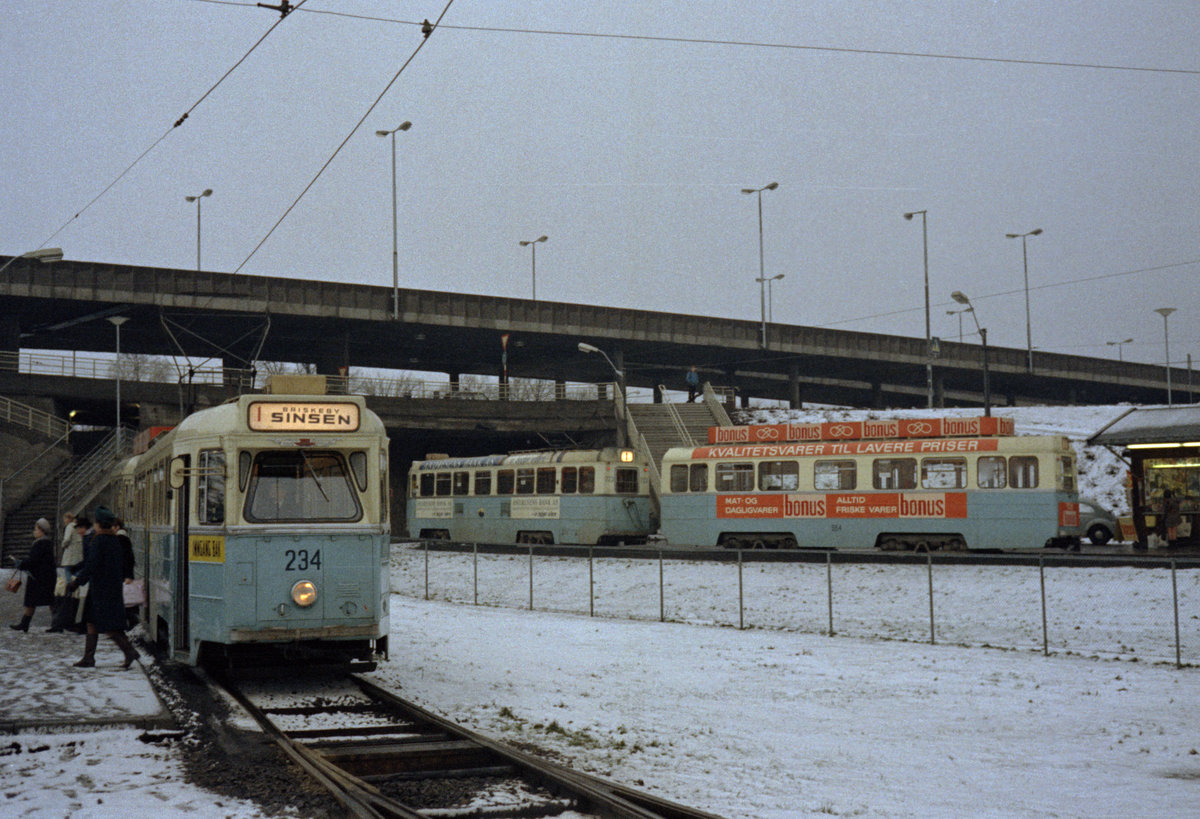 Oslo Oslo Sporveier SL 1 (Høka SM53 234) Sinsen am 23. Januar 1971. - Scan eines Farbnegativs. Film: Kodak Kodacolor X.