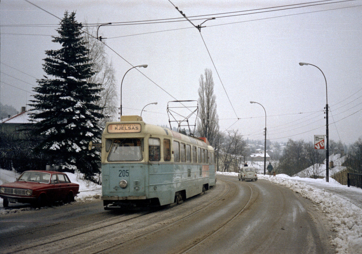 Oslo Oslo Sporveier SL 11 (Høka SM53 205) Grefsenveien am 23. Januar 1971. - Scan eines Farbnegativs. Film: Kodak Kodacolor X.