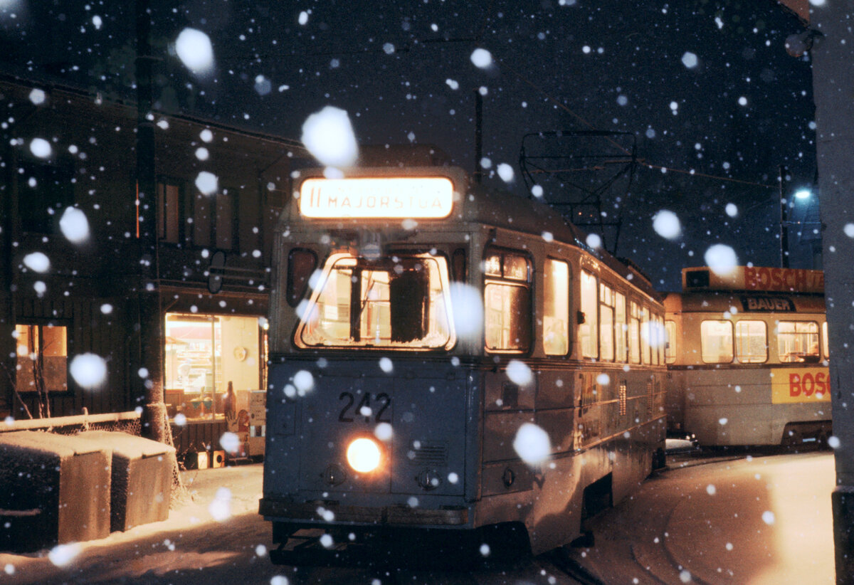 Oslo Oslo Sporveier SL 11 (Tw 242 (Høka)) Kjelsås (Endstelle) am 22. januar 1971. - Scan eines Diapositivs.