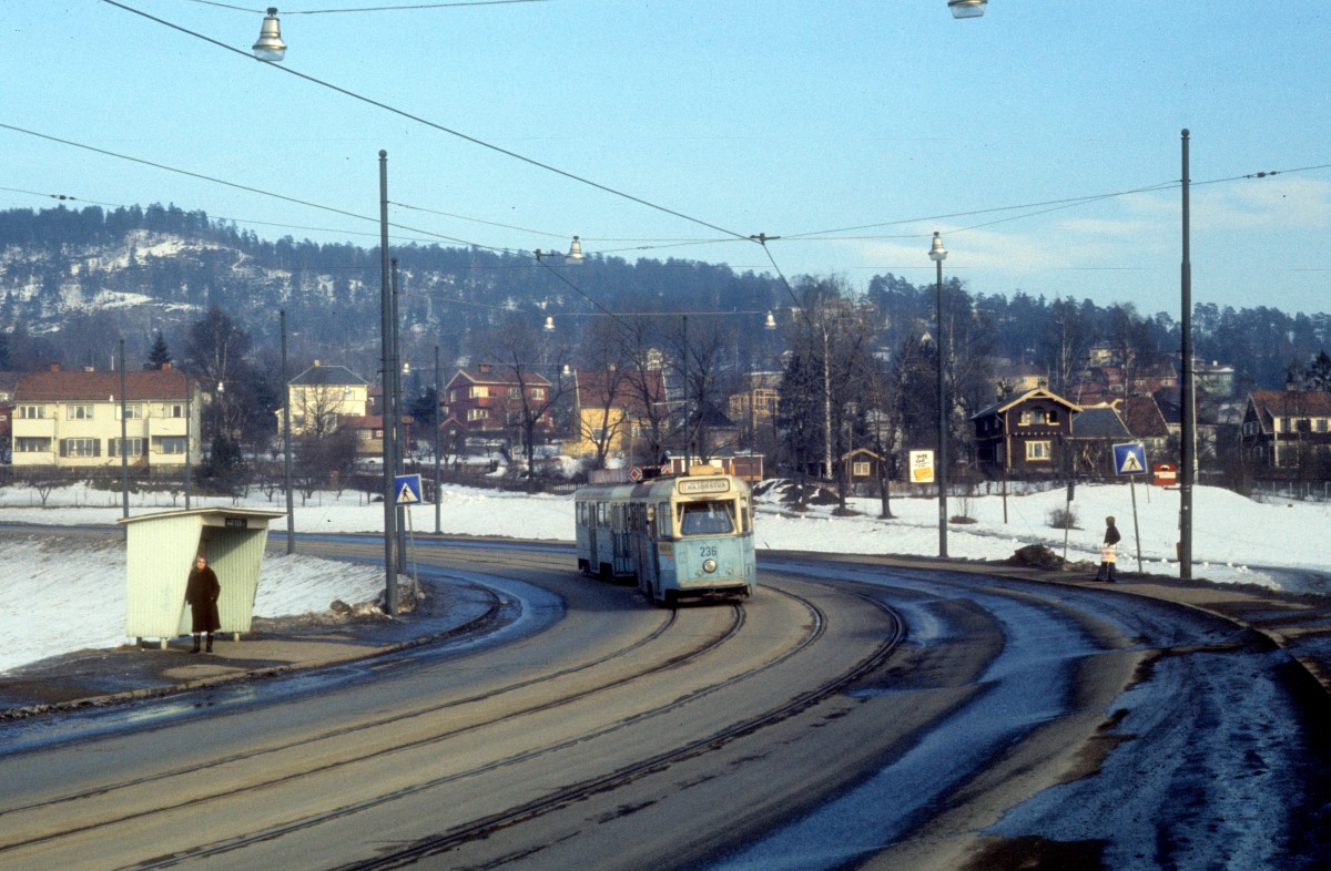 Oslo Oslo Sporveier SL 11 (HØKA-Tw 236) Disen am 28. februar 1975.