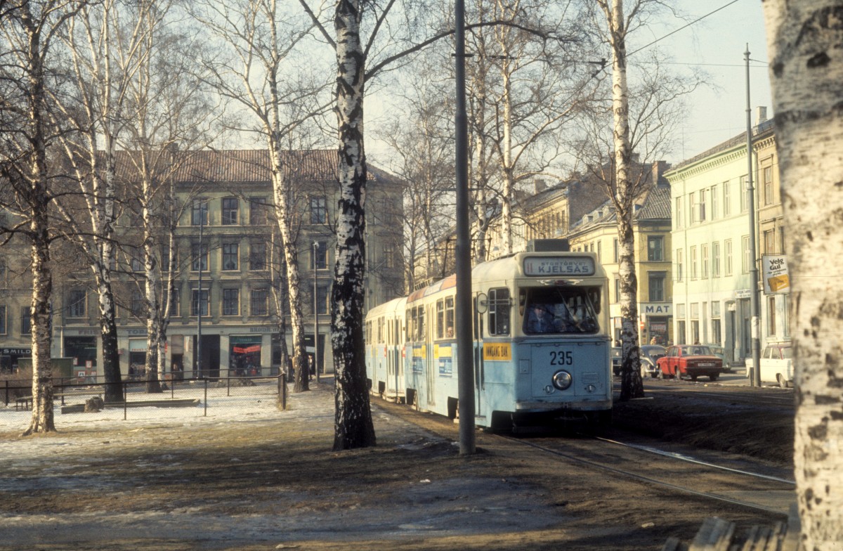 Oslo Oslo Sporveier SL 11 (HØKA-Tw 235) Birkelunden am 1. März 1975.