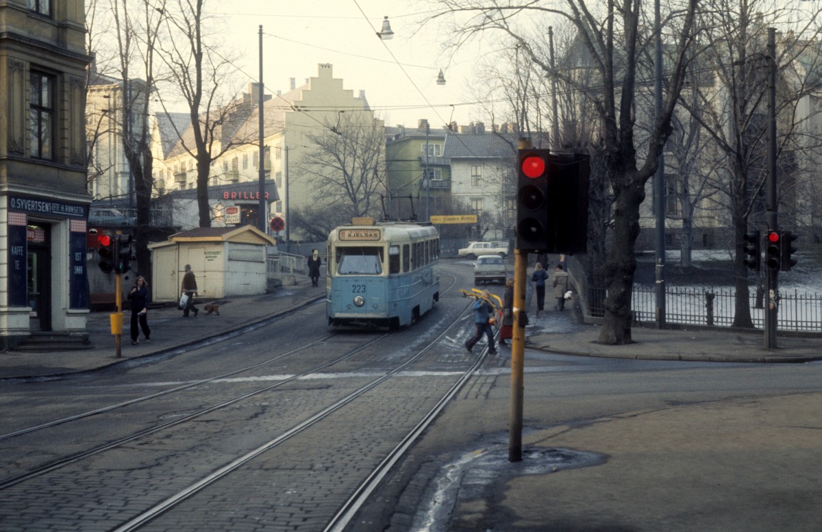Oslo Oslo Sporveier SL 11 (HØKA-Tw 223) Hegdehaugsveien am 1. März 1975.