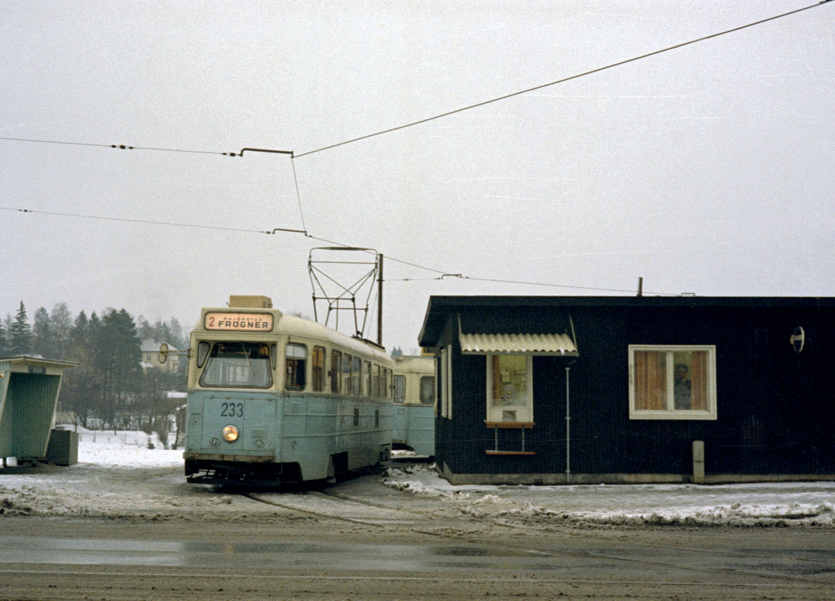 Oslo Oslo Sporveier SL 2 (Høka SM53 233) Disen am 23. Januar 1971. - Scan eines Farbnegativs. Film: Kodak Kodacolor X.