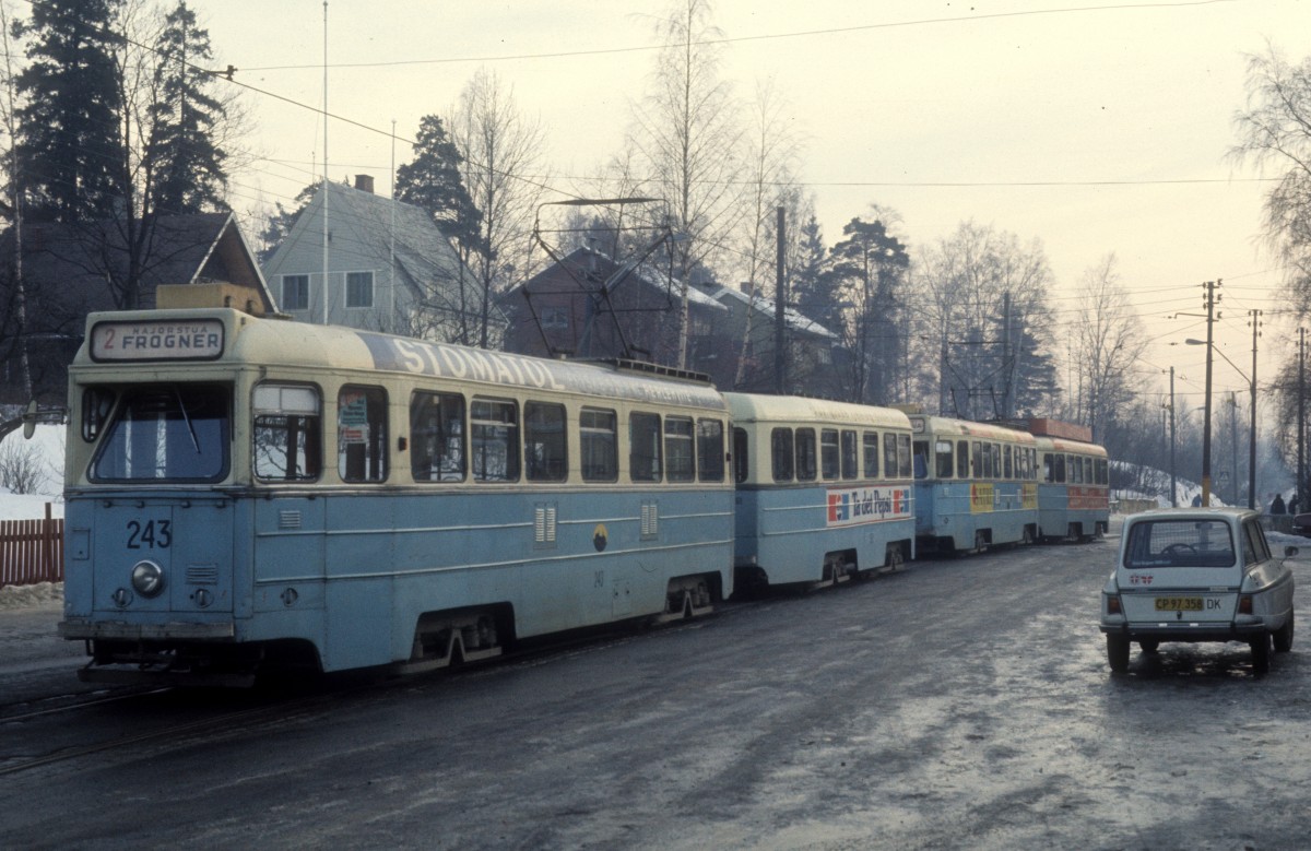 Oslo Oslo Sporveier SL 2 (Høka-Tw 243) Kjelsås (Endhaltestelle, Ausstieg) am 28. Februar 1975.