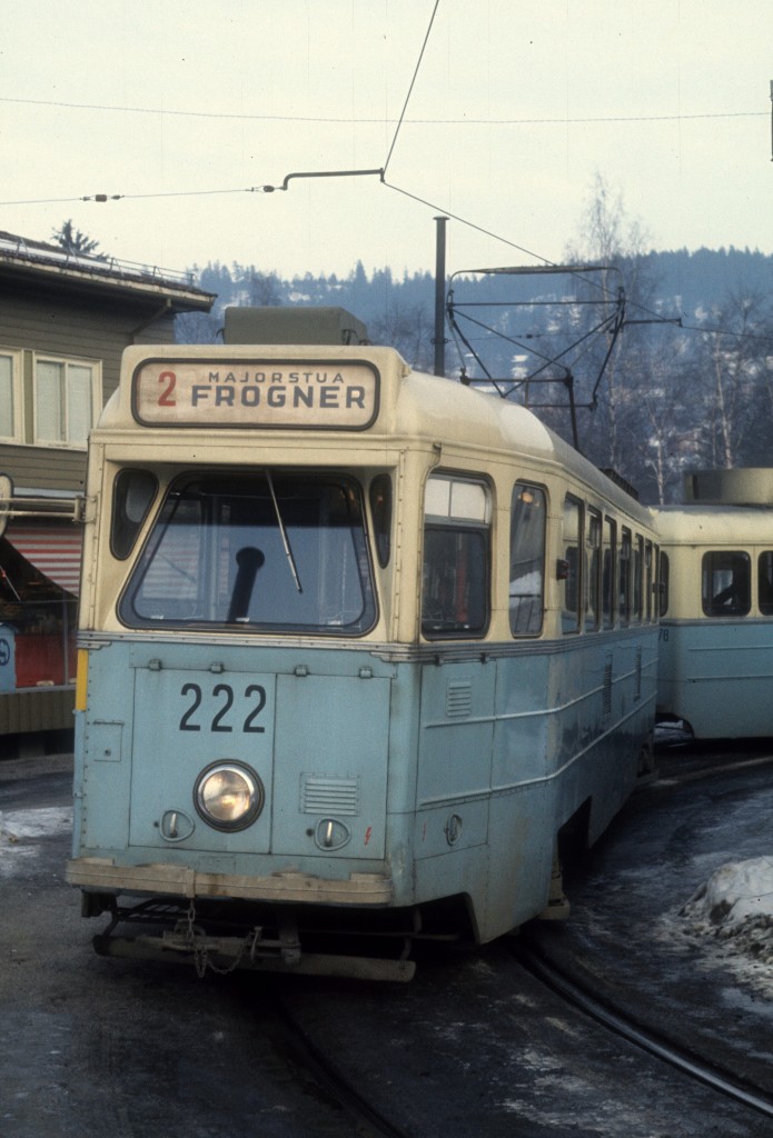 Oslo Oslo Sporveier SL 2 (Høka-Tw 222) Kjelsås (Wendeschleife, Einstieg) am 28. Februar 1975.