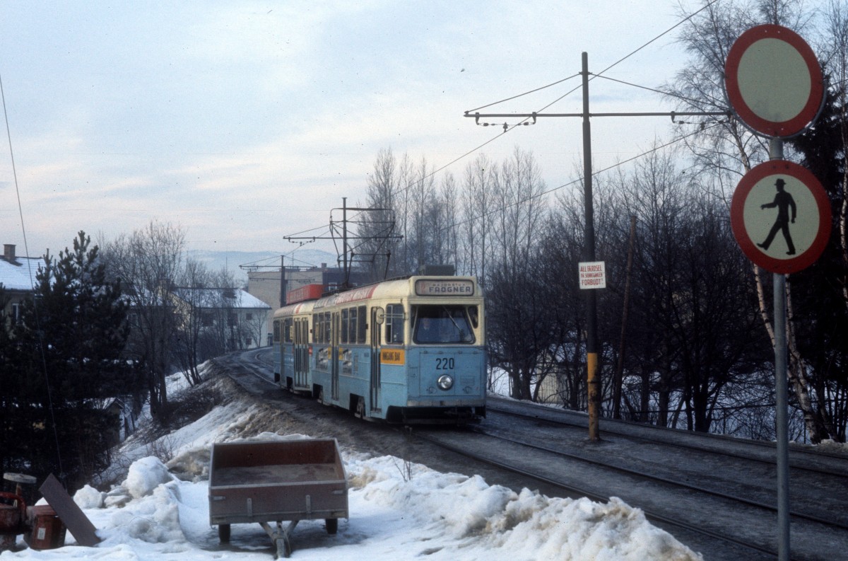 Oslo Oslo Sporveier SL 2 (Høka-Tw 220) am 28. Februar 1975. Der Zug, der kurz vorher die Endstelle in Kjelsås verlassen hat, fährt nach Frogner über Majorstua.