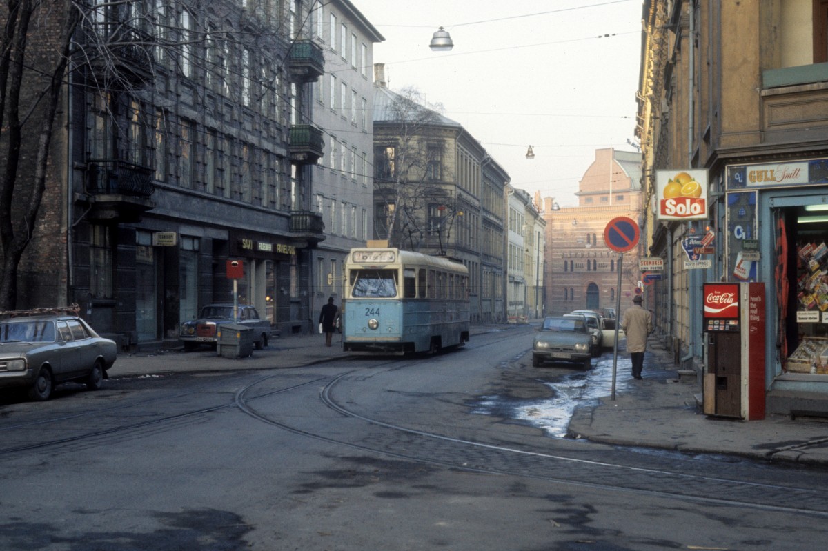 Oslo Oslo Sporveier SL 2 (HØKA-Tw 244) Parkveien am 1. März 1975.