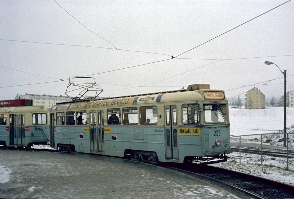 Oslo Oslo Sporveier SL 7 (Høka SM53 235 + Bw 552) Sinsen am 23. Januar 1971. - Wer in den Triebwagen einsteigen wollte, musste die hintere Wagentür benutzen ( Inngang bak  =  Einstieg hinten ), während der Einstieg in den Beiwagen durch die vordere Wagentür unternommen werden musste. Es gab ja zu der Zeit noch Schaffner (mit festem Sitz) in den Straßenbahnen! - Scan eines Farbnegativs. Film: Kodak Kodacolor X.