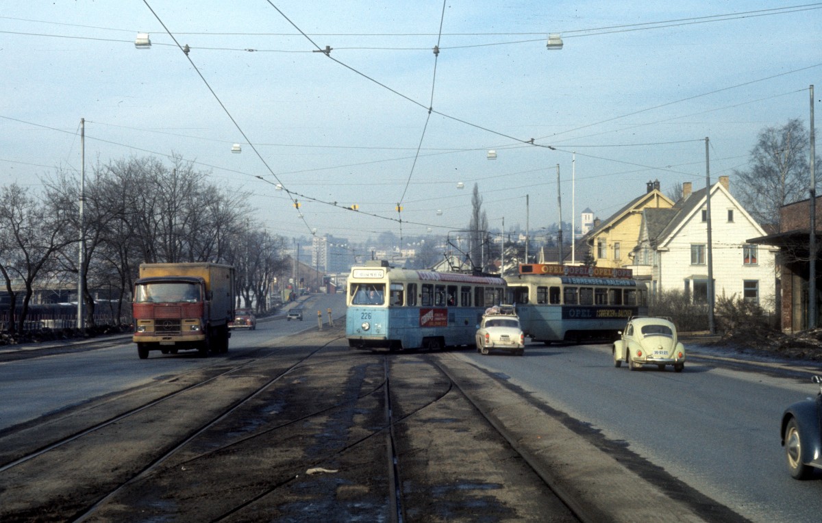 Oslo Oslo Sporveier SL 7 (Høka-Tw 226) Storoveien am 28. Februar 1975. - Rechts (ausserhalb des Bildes) befindet sich der Betriebshof Grefsen.