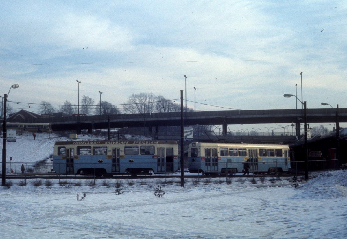 Oslo Oslo Sporveier SL 7 (Høka-Tw 230 + Høka-Bw 659) Sinsen am 28. Februar 1975.
