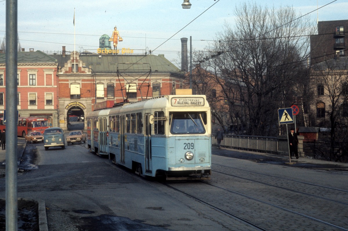 Oslo Oslo Sporveier SL 7 (Høka-Tw 209) Storgata am 28. Februar 1975.