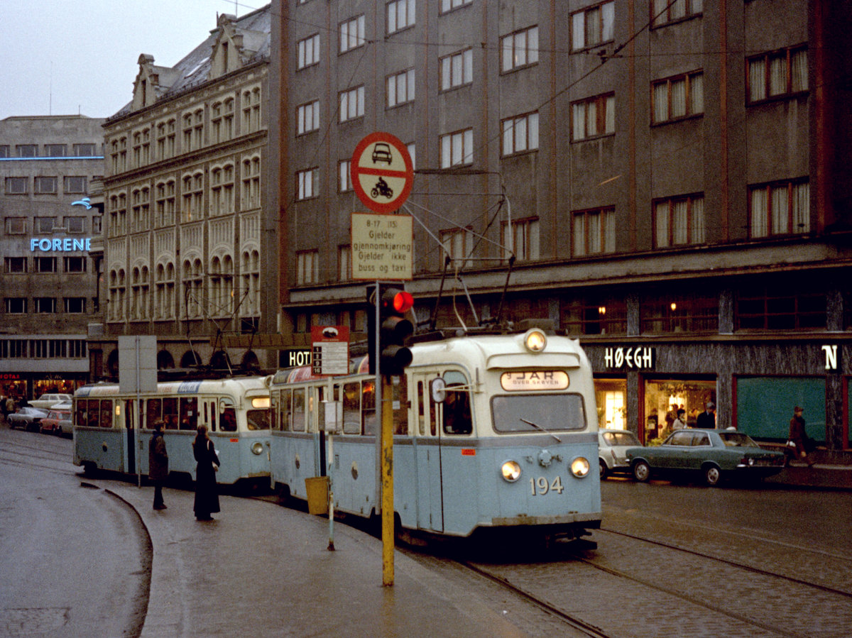 Oslo Oslo Sporveier SL 9 (Tw 194) Hst. Nationaltheatret am 23. Januar 1971. - Scan eines Farbnegativs. Film: Kodacolor X.