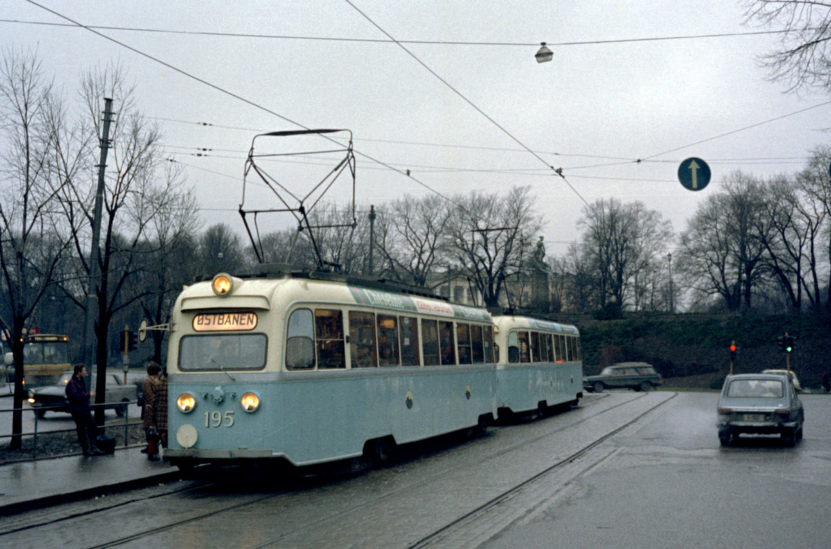 Oslo Oslo Sporveier SL 9 (Tw 195) Hst. Nationaltheatret am 23. Januar 1971. - Scan eines Farbnegativs. Film: Kodak Kodacolor X.