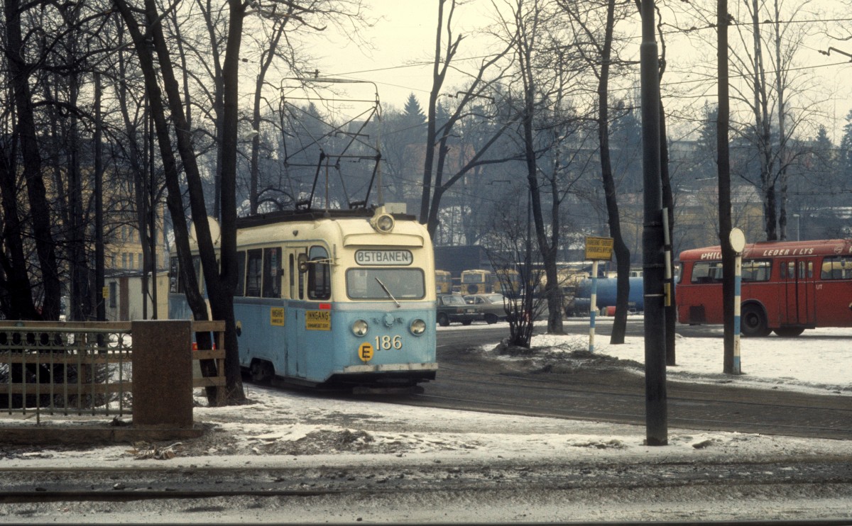 Oslo Oslo Sporveier SL 9 (Tw 186) Skøyen am 28. Februar 1975.