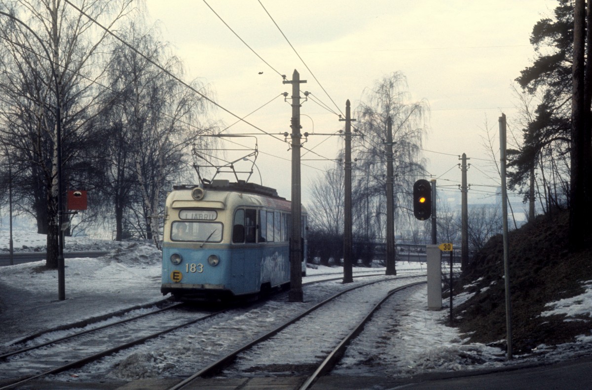 Oslo Oslo Sporveier SL 9 (Tw 183) Sjømannsskolen (: (die) Seefahrtschule)) am 1. März 1975.