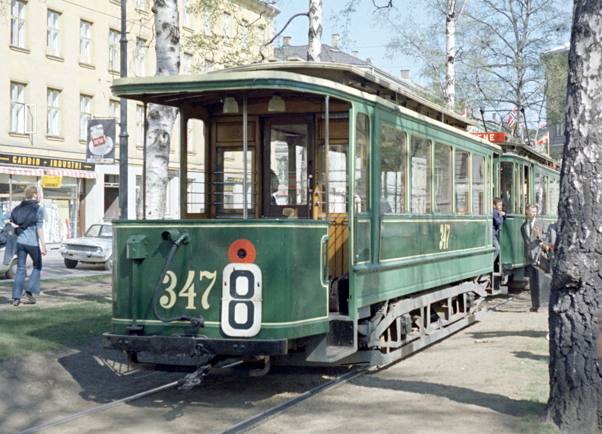 Oslo Oslo Sporveier: Sonderfahrt für dänische und norwegische Straßenbahnfreunde mit einer Museumsgarnitur bestehend aus dem Beiwagen 347 und dem Triebwagen 96 am 7. Mai 1971. Der Zug hält auf dem Foto am Platz Birkelunden (: Birkengehölz). - Scan eines Farbnegativs. Film: Kodak Kodacolor X. Kamera: Minolta SRT-101.