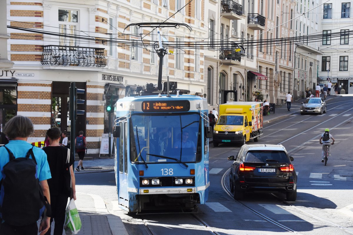 OSLO (Provinz Oslo), 01.06.2018, Wagen 138 als Tramlinie 12 nach Kjelsås bei der Einfahrt in die Haltestelle Niels Juels gate