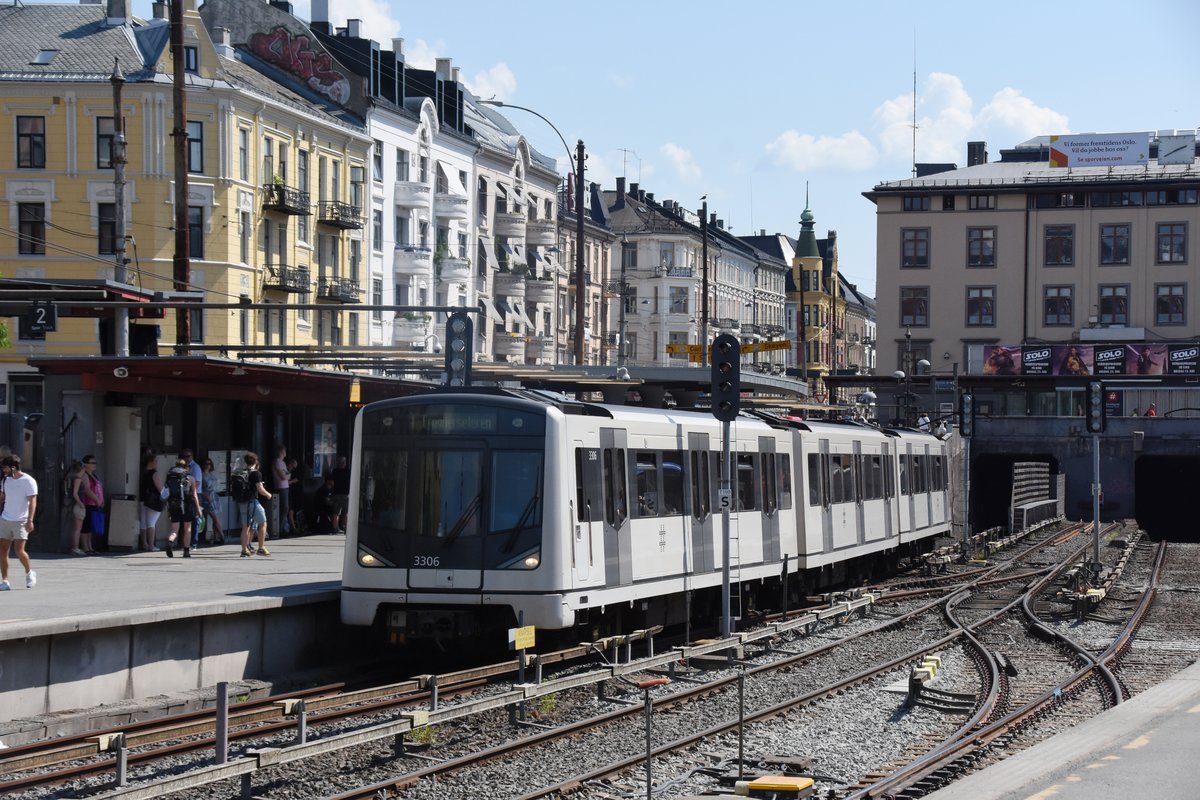 OSLO (Provinz Oslo), 02.06.2018, Linie 1 der T-bane nach Frognerseteren bei der Einfahrt in den Bahnhof Majorstuen